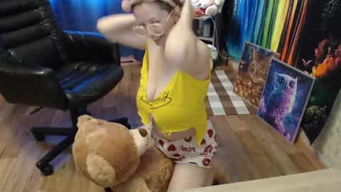 Snapshot of helen_bee chatting on 22, 5, 2026 Tanya online show from 22, 5, 2026