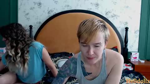 Snapshot of helldollz chatting on 22, 10, 2025 HellDollz  online show from 22, 10, 2025