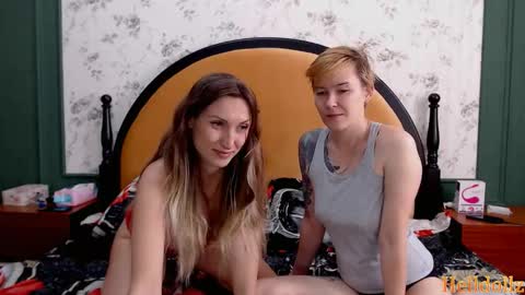 Snapshot of helldollz chatting on 24, 10, 2025 HellDollz  online show from 24, 10, 2025