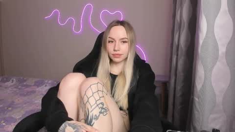 Snapshot of hello_kittykk chatting on 24, 4, 2026 Lisa online show from 24, 4, 2026