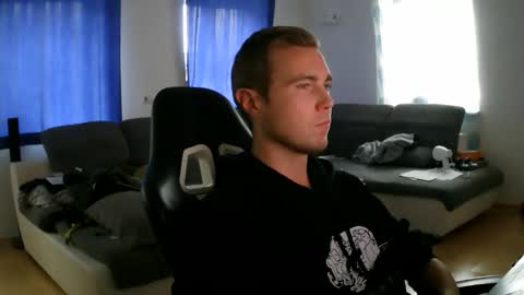 Snapshot of herbstenden chatting on 25, 10, 2025 John Pearl online show from 25, 10, 2025