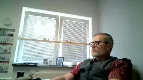Snapshot of hering76 chatting on 8, 6, 2026 hering76 online show from 8, 6, 2026