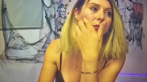 Hestesiaxx online show from 16, 10, 2025