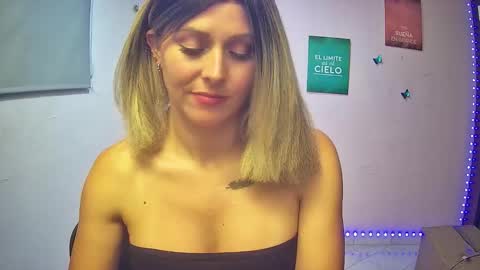 Hestesiaxx online show from 13, 11, 2025