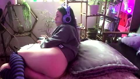 Snapshot of heynicole01 chatting on 2, 1, 2025 FlexieFae online show from 2, 1, 2025