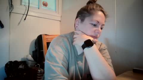 Snapshot of hippihope420 chatting on 21, 10, 2025 Bella online show from 21, 10, 2025