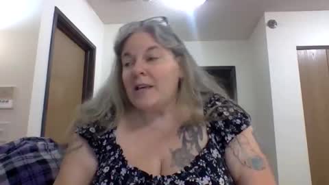 Snapshot of hippysnewhere chatting on 29, 4, 2026 hippysnewhere online show from 29, 4, 2026