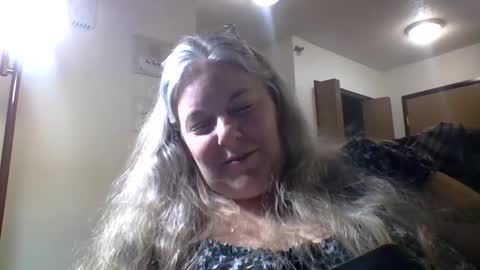 Snapshot of hippysnewhere chatting on 9, 5, 2026 hippysnewhere online show from 9, 5, 2026