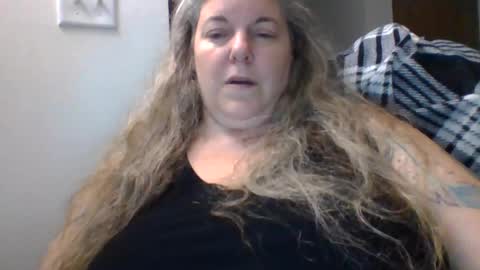 Snapshot of hippysnewhere chatting on 4, 6, 2026 hippysnewhere online show from 4, 6, 2026