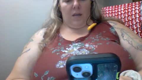 Snapshot of hippysnewhere chatting on 7, 6, 2026 hippysnewhere online show from 7, 6, 2026