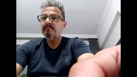 Snapshot of hitstick077 chatting on 30, 4, 2026 CandyboxHunter44 online show from 30, 4, 2026