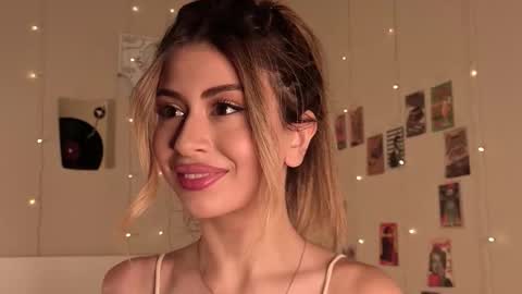 Snapshot of holayoula chatting on 10, 10, 2025 Moni Monica online show from 10, 10, 2025