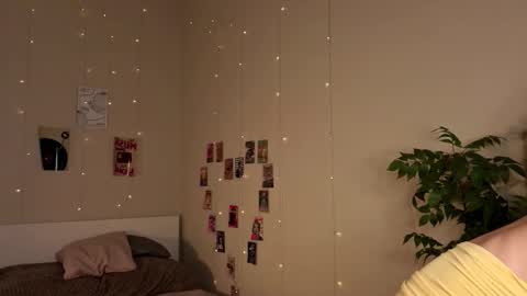 Snapshot of holayoula chatting on 17, 10, 2025 Moni Monica online show from 17, 10, 2025