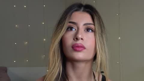 Snapshot of holayoula chatting on 28, 10, 2025 Moni Monica online show from 28, 10, 2025