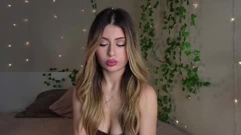 Snapshot of holayoula chatting on 1, 11, 2025 Moni Monica online show from 1, 11, 2025