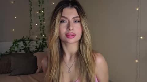 Snapshot of holayoula chatting on 2, 11, 2025 Moni Monica online show from 2, 11, 2025