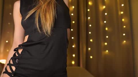 Snapshot of holayoula chatting on 2, 12, 2025 Moni Monica online show from 2, 12, 2025