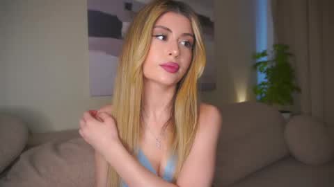 Snapshot of holayoula chatting on 20, 5, 2026 Moni Monica online show from 20, 5, 2026