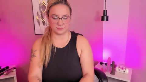 Hollie online show from 30, 10, 2025