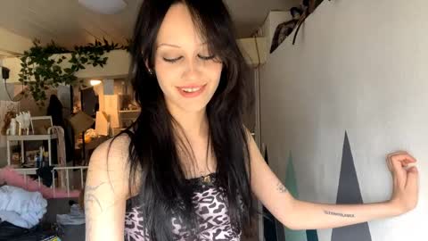 Snapshot of holliedavine chatting on 29, 5, 2026 Ava online show from 29, 5, 2026