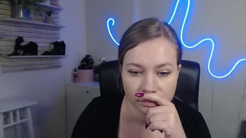 Holly online show from 27, 2, 2025