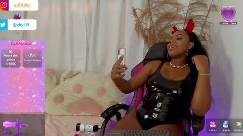 Snapshot of holly_jorda chatting on 17, 12, 2024 online show from 17, 12, 2024