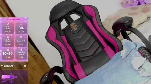 Snapshot of holly_jorda chatting on 15, 10, 2025 online show from 15, 10, 2025