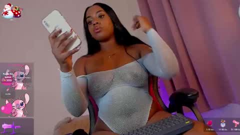 Snapshot of holly_jorda chatting on 21, 12, 2025 online show from 21, 12, 2025