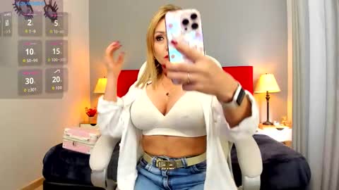 Snapshot of holly_madison_ chatting on 10, 11, 2025 Holly Madisson online show from 10, 11, 2025