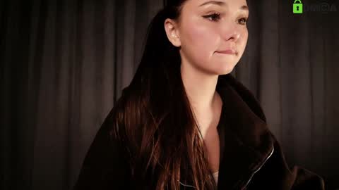 Snapshot of hollyextra chatting on 4, 11, 2025 hollyextra online show from 4, 11, 2025