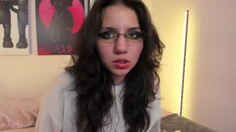Snapshot of hollypeach_ chatting on 10, 6, 2026 hollypeach_ online show from 10, 6, 2026