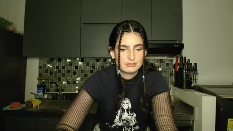 hollyshit_ online show from 17, 4, 2026