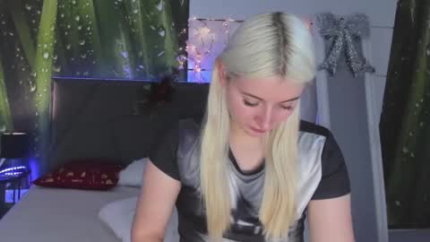 HollyTaillor online show from 22, 12, 2025