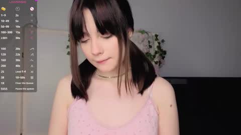 Snapshot of honeey_beee chatting on 28, 11, 2025 May online show from 28, 11, 2025