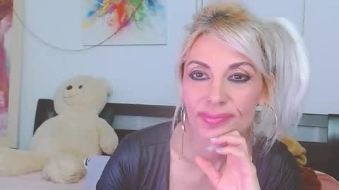 Snapshot of honey_lara chatting on 18, 4, 2026 honey_lara online show from 18, 4, 2026