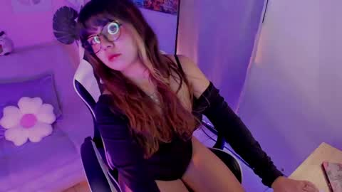 Snapshot of honey_m0on chatting on 4, 6, 2026 Milenka online show from 4, 6, 2026
