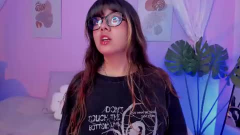 Snapshot of honey_m0on chatting on 18, 6, 2026 Milenka online show from 18, 6, 2026