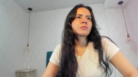 Snapshot of honeybuu_ chatting on 29, 5, 2026 Emily online show from 29, 5, 2026