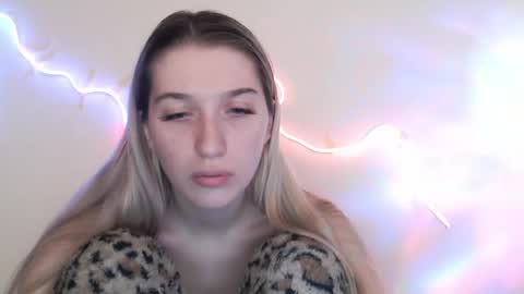 Snapshot of honeyveil chatting on 17, 4, 2026 honeyveil online show from 17, 4, 2026