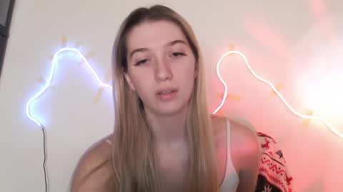 Snapshot of honeyveil chatting on 22, 4, 2026 honeyveil online show from 22, 4, 2026