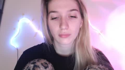 Snapshot of honeyveil chatting on 23, 4, 2026 honeyveil online show from 23, 4, 2026