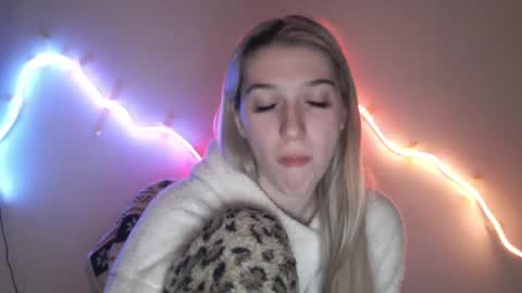 Snapshot of honeyveil chatting on 28, 4, 2026 honeyveil online show from 28, 4, 2026