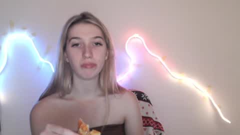 Snapshot of honeyveil chatting on 13, 5, 2026 honeyveil online show from 13, 5, 2026