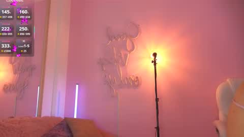 Snapshot of honeyymoonn_ chatting on 24, 9, 2025 Honey Moon Help me to reach 100 thumbs up online show from 24, 9, 2025