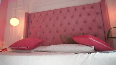 Honey Moon  Help me to reach 100 thumbs up online show from 31, 3, 2026