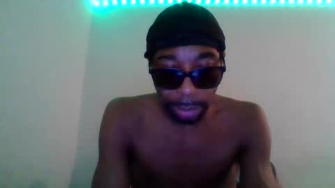 Snapshot of hoodlatelatenightshow chatting on 7, 1, 2025 blackhoodcouple online show from 7, 1, 2025