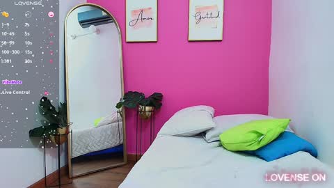 Snapshot of hornybarelylegalgirl chatting on 8, 1, 2025 Khloe online show from 8, 1, 2025