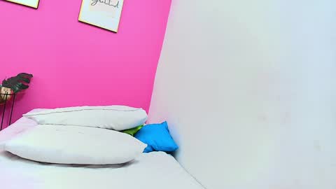 Snapshot of hornybarelylegalgirl chatting on 9, 1, 2025 Khloe online show from 9, 1, 2025