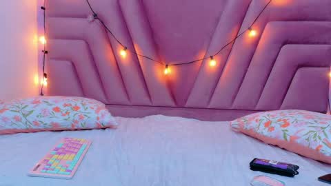 Snapshot of hornybarelylegalgirl chatting on 14, 11, 2025 Khloe online show from 14, 11, 2025