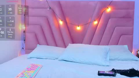 Snapshot of hornybarelylegalgirl chatting on 28, 11, 2025 Khloe online show from 28, 11, 2025